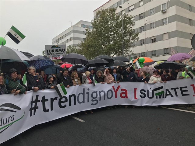 Miles de personas se ‘mojan’ exigiendo un tren digno para Extremadura
